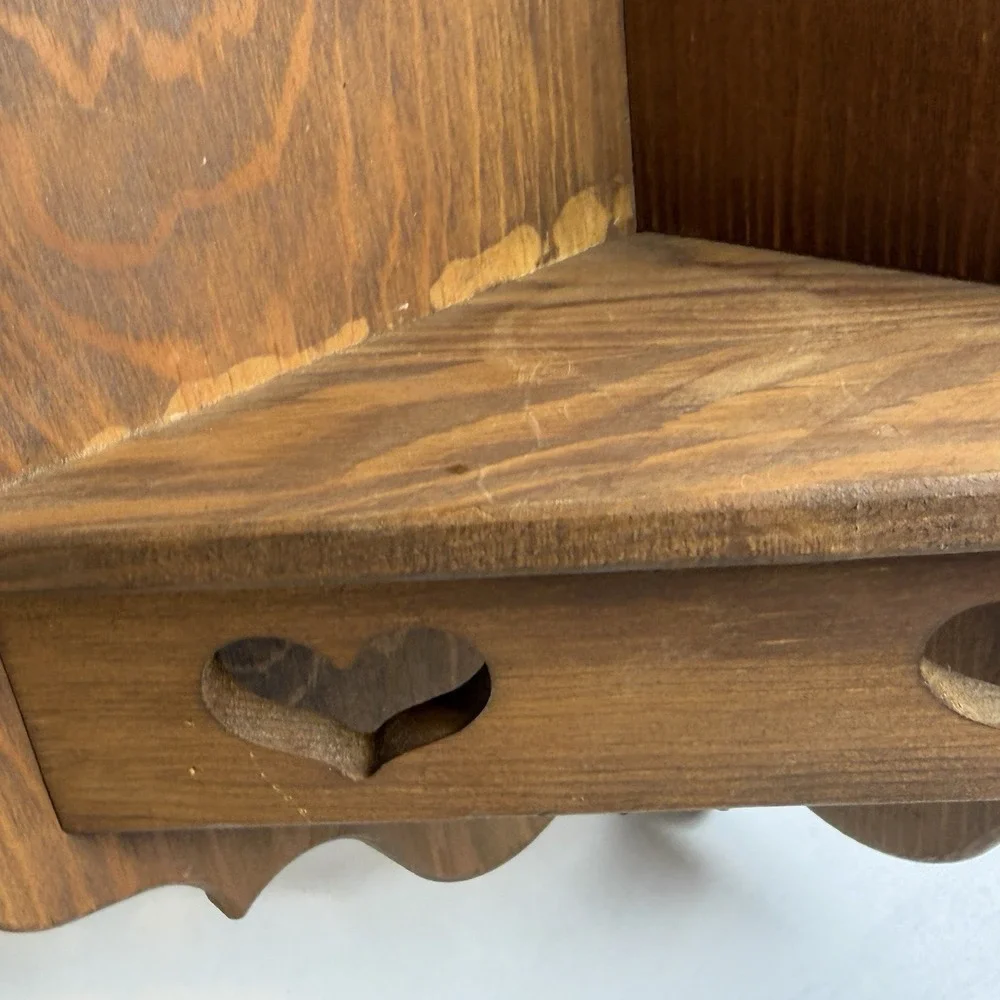 Vintage Wooden Corner Shelf Heart Cut Out Scalloped Edges 17